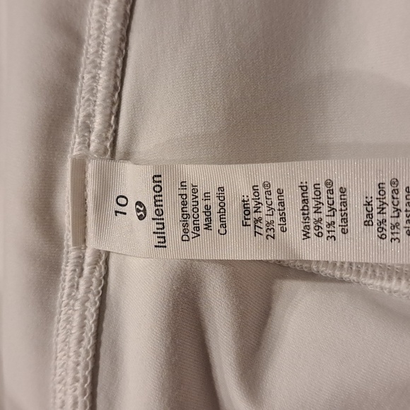 Lululemon White Capri Leggings With Colorful New York Emblem - Picture 5 of 6